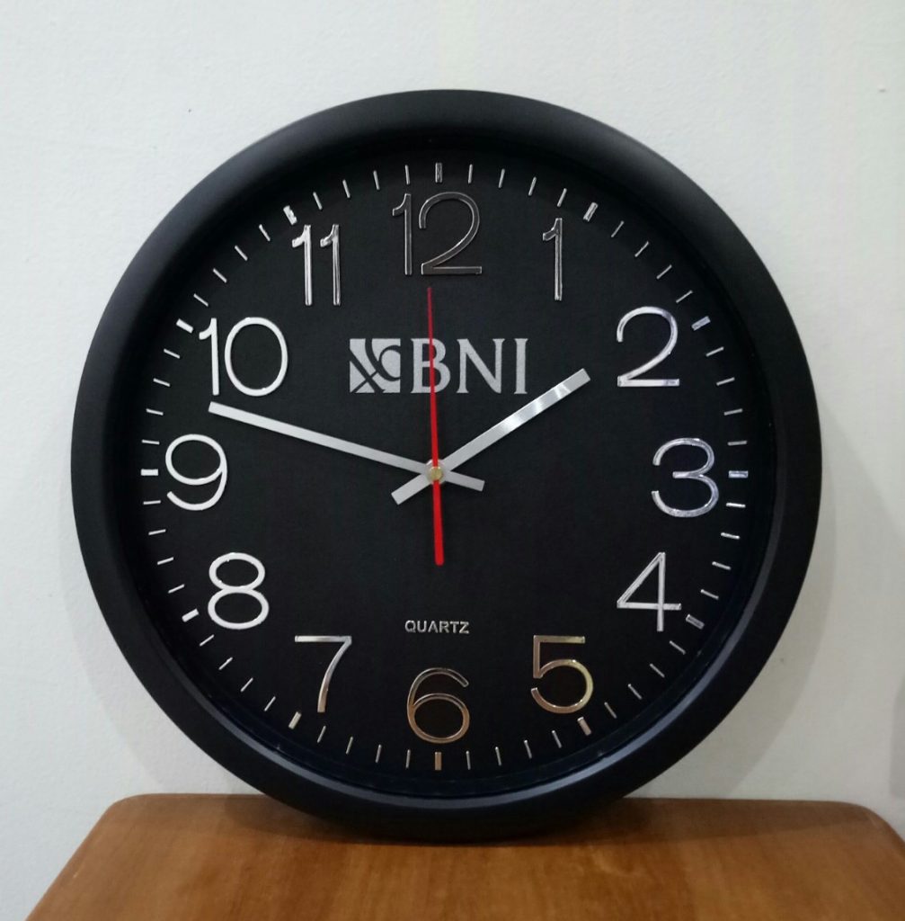 Jam dinding Modern: Fungsionalitas dan Desain yang Menarik