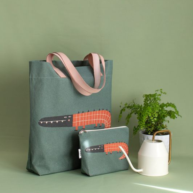 Souvenir Kantor Populer Clutch Bag yang Menarik dan Banyak Diminati